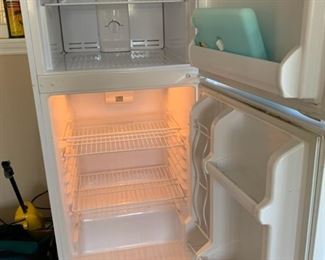 	#21	Magic Chef Frost Free Refrigerator 10 cubic feet 23"x26"59"	 $75.00 	   	