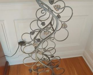 Neat metal wine holder