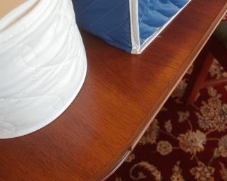Dining room table in near mint condition