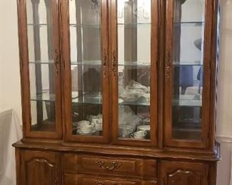 Thomasville China cabinet
62"w X 82" h X 18" d. Great condition