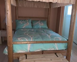 “Great Wolf Lodge” queen canopy bed
