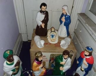 Vintage Empire Blow Mold Set W/ Original box