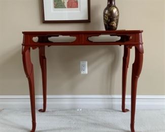 BEAUTIFUL BAKER ACCENT TABLE                                        