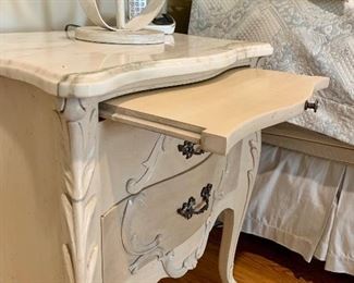 Features pull out writing surface