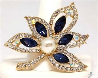 Blue and White Brooch with Pearl-like Center