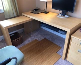 Desk with retractable return (computer equipment NFS)