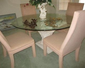 Pedestal table glass top
