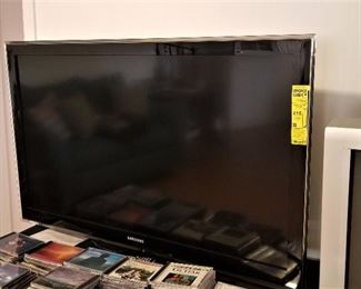 Good flat screen tv w/remote