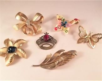 Assortment of vintage brooches - Coro, Trifari, more