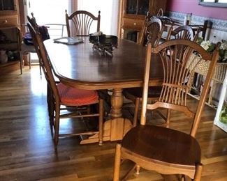 Oak Table w/ 4 Leaves & 6 Chairs (Leaves Store Inside Table!)
