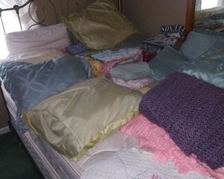 Full bed, linens