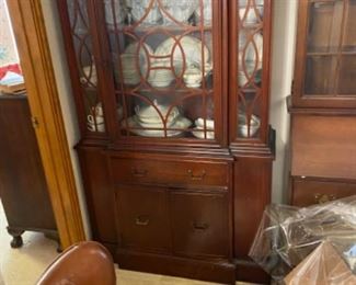 Vintage 1940's Queen Anne style china cabinet