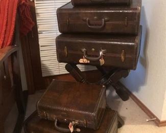 VINTAGE Samsonite 5 piece matching Alligator look luggage with vintage luggage stand