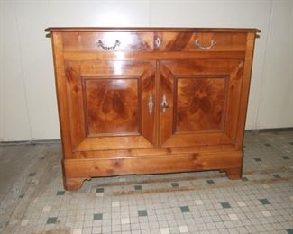 Louis Philippe style buffet bas/2 door cherry