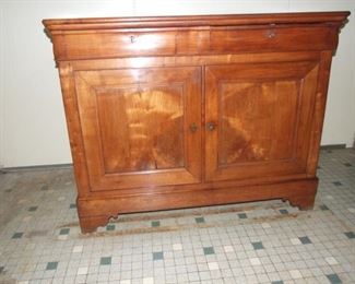 Louis Philippe style buffet bas/2 door daucine cherry