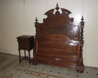 Louis XIII style bed double barleytwist big model sol walnut