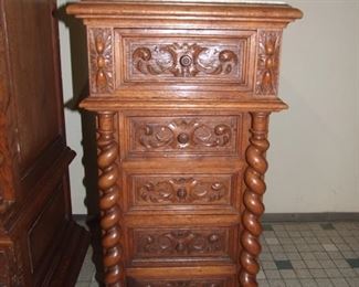 Quality Louis XIII style barleytwist pot cupboard oak