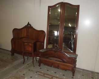 Louis XV style rocaille  solid walnut suite 