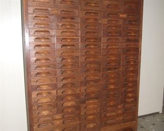 Superb Large heavy 'meubles a tiroirs'/100 drawer collectors cabinet in oak very heavy
