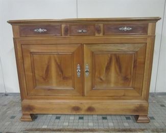 Louis Philippe style buffet bas/2 door cherry