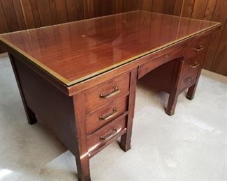 Vintage Desk    https://ctbids.com/#!/description/share/322371