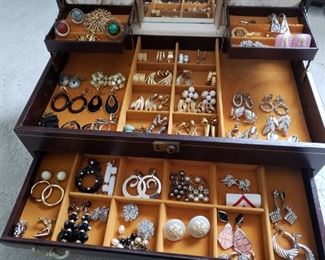 Vintage Earrings & Jewelry Case https://ctbids.com/#!/description/share/322556