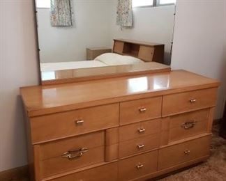 Vintage Kroehler Dresser https://ctbids.com/#!/description/share/322189