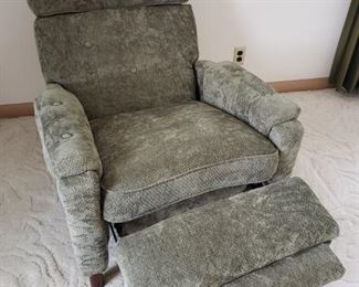 Green Recliner https://ctbids.com/#!/description/share/322199