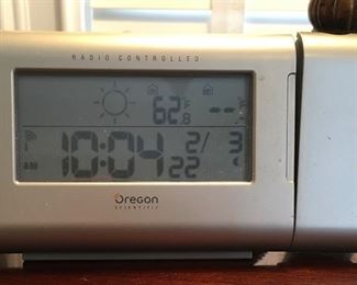 Oregon radio controlled weather projection clock
