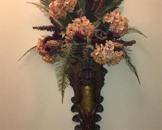 Wall sconce with artificial arrangement 