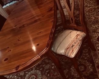 Ethan Allen dining table, 4 side chairs & 2 arm chairs