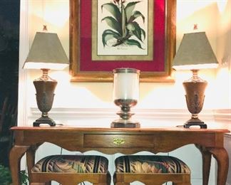 Thomasville sofa table; Aloe lithograph; pair table lamps with leather shades; pedestal candle holder; stools