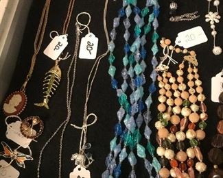 UPCLOSE OF THE JEWELRY CASE NUMBER 1