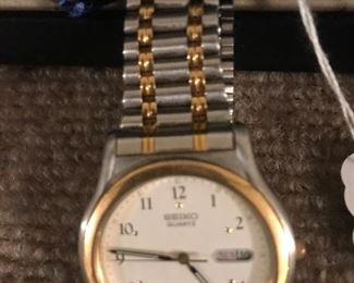 UPCLOSE OF THE MEN'S SEIKO WATCH NUMBER 1