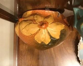 Roseville hanging planter 