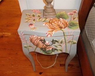 CUTE SIDE TABLE