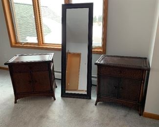 Self standing mirror