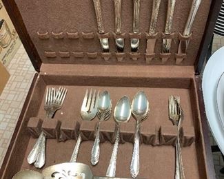 Six piece placesetting with serving pieces