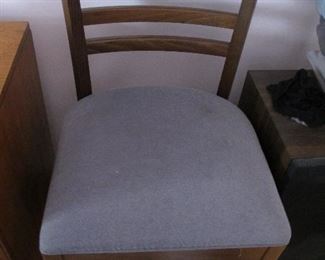 Tall dressing chair