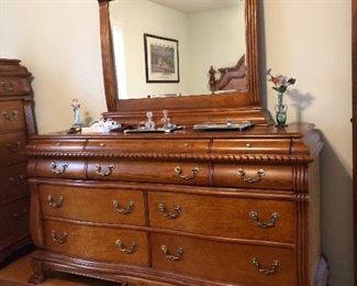 10 Drawer Dresser w/Mirror