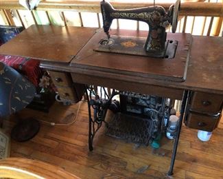 ANTIQUE SINGER TABLE TOP SEWING MACHINE 