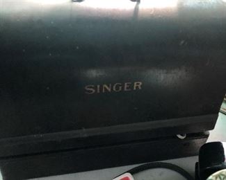 SINGER SEWING MACINE WITH CASE