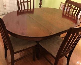 OVAL DINING TABLE w/4 CHAIRS