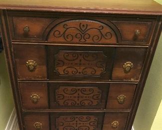 ANTIQUE CHEST OF DRAWERS