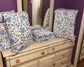 WHITE DRESSER W/MIRROR, BEDDING