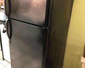 FRIGIDAIRE REFRIGERATOR (AS IS)
