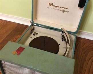 VINTAGE MAGNAVOX TURNTABLE