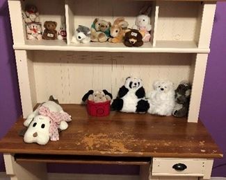 WHITE DESK WORKSTATION