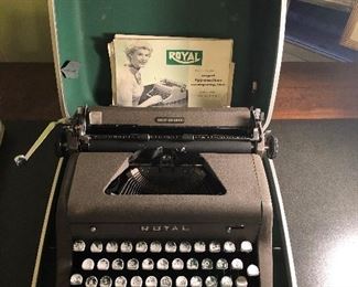 VINTAGE ROYAL TYPEWRITER w/CASE