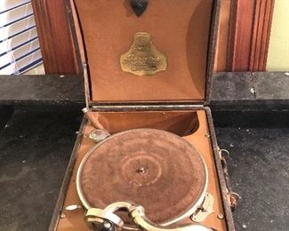 VINTAGE CARRYOLA MODEL 25 HAND CRANK PHONOGRAPH
